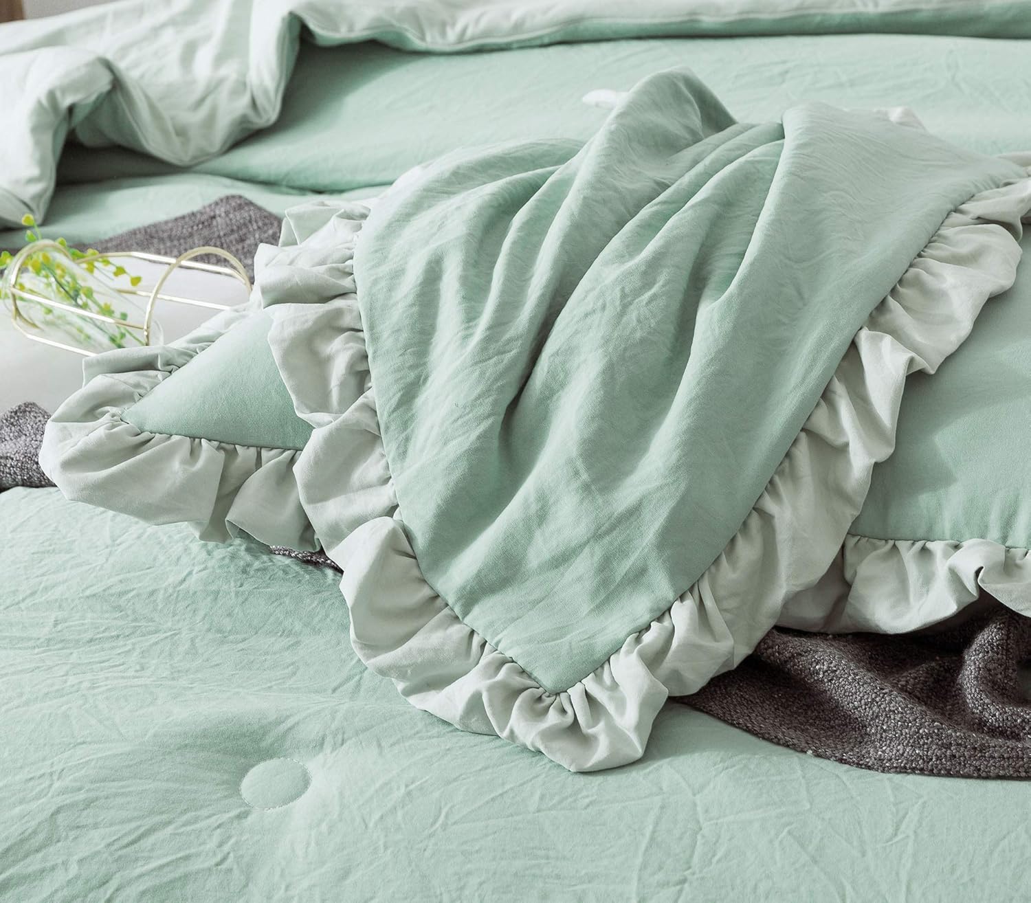 Monochrome vs. Colorful Bedding: Which One Suits Your Personality?