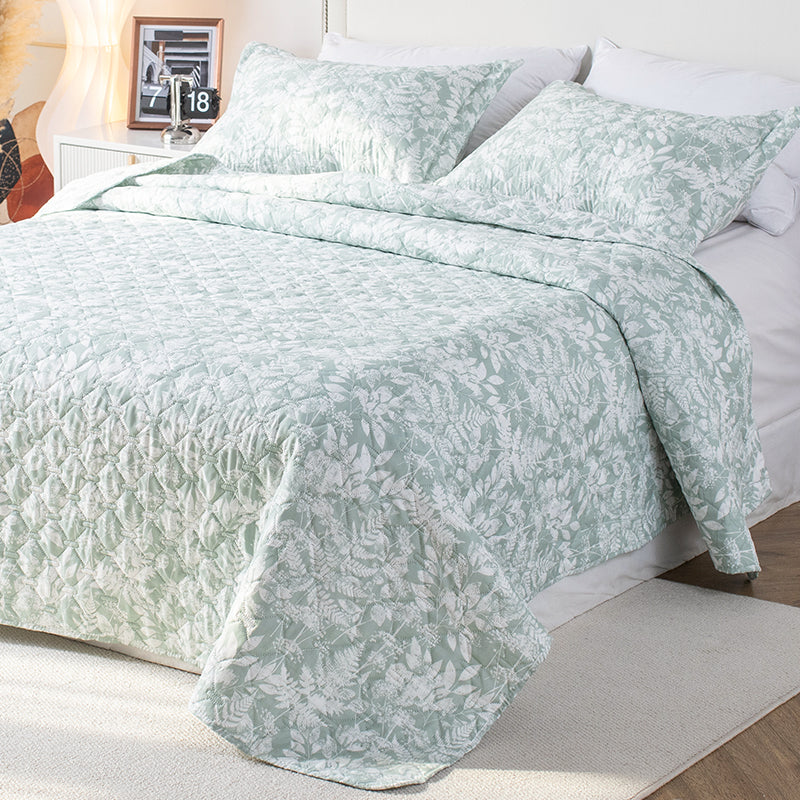 Mintorai Lightweight Botanical Green Floral Quilt Set - Light All Season Bedding, Room Decor, Graduation Gifts