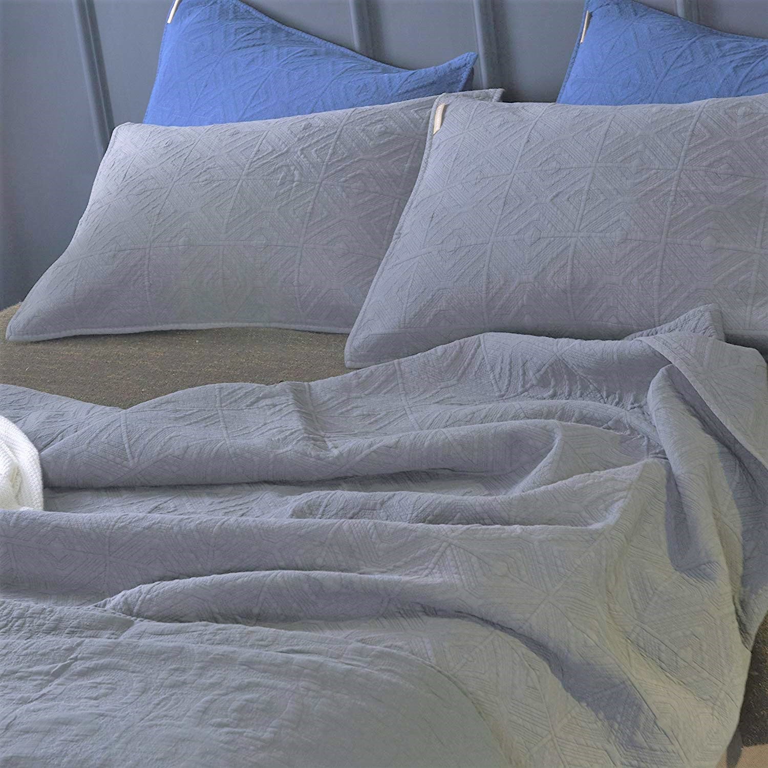 Mintorai Cozy Stonewashed Quilt Set, Navy Blue and White