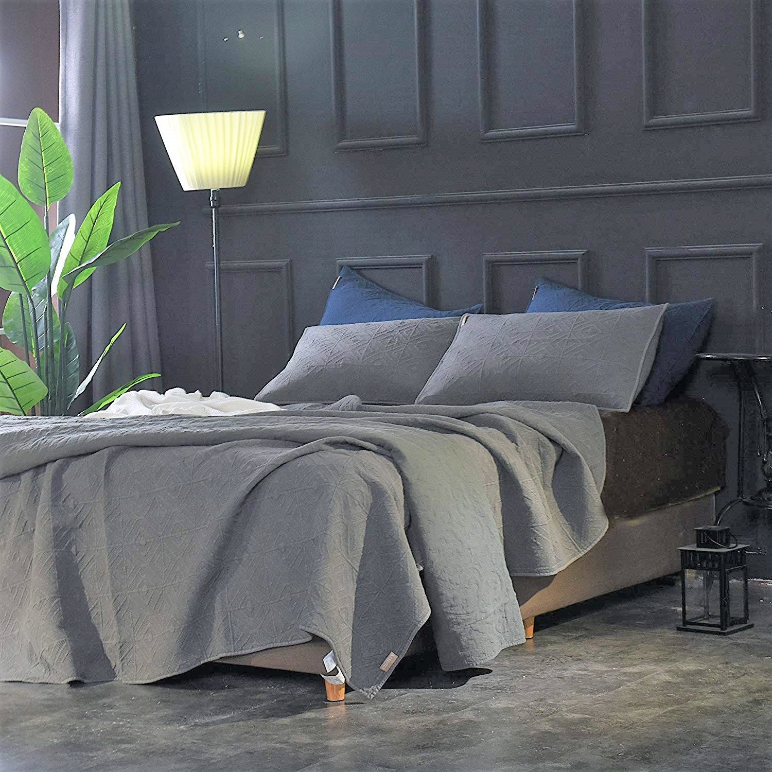 Mintorai Cozy Stonewashed Quilt Set, Navy Blue and White