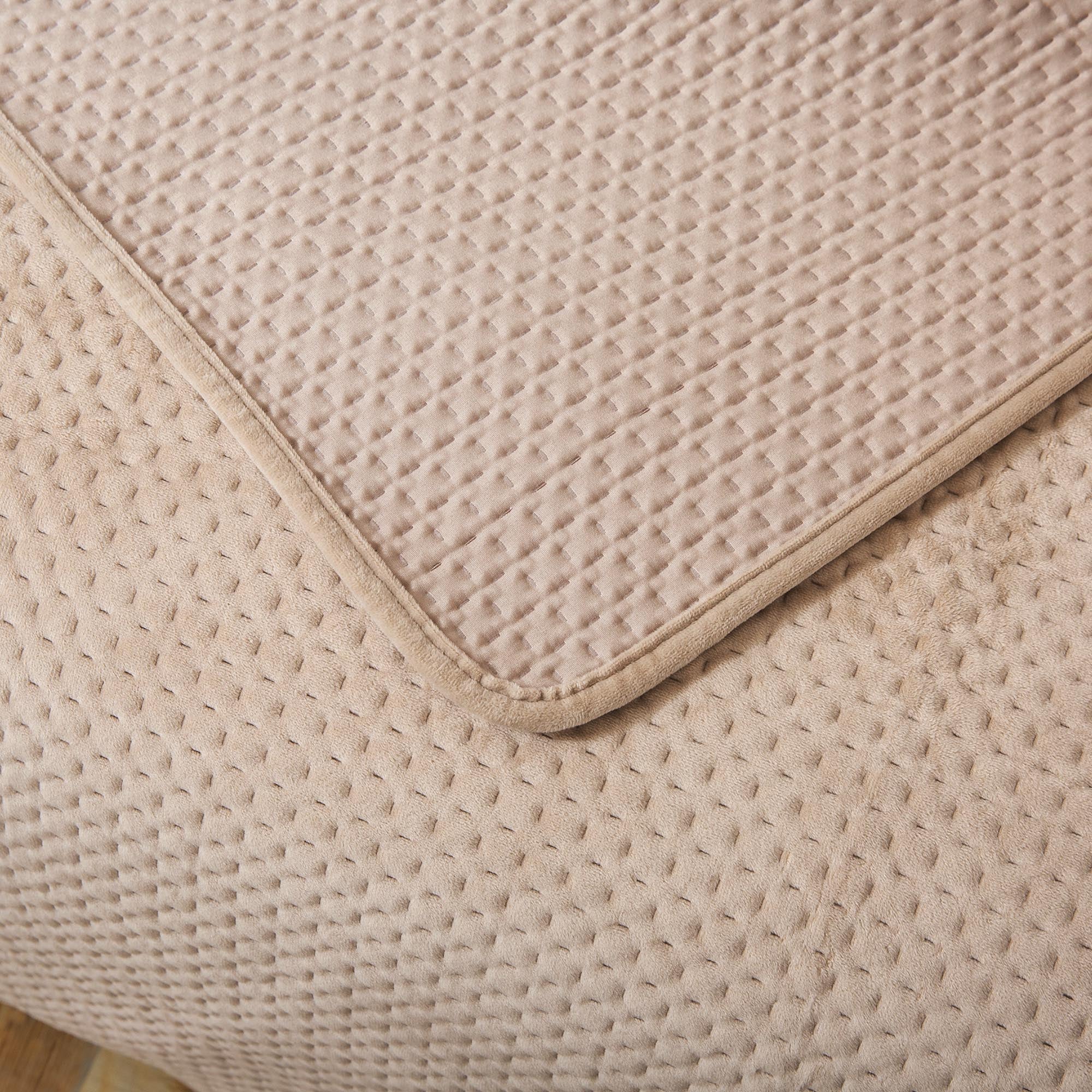 Mintorai All Season Cozy Velvet Quilt Set with Shams, Queen, King, Room Decor, Graduation Gifts