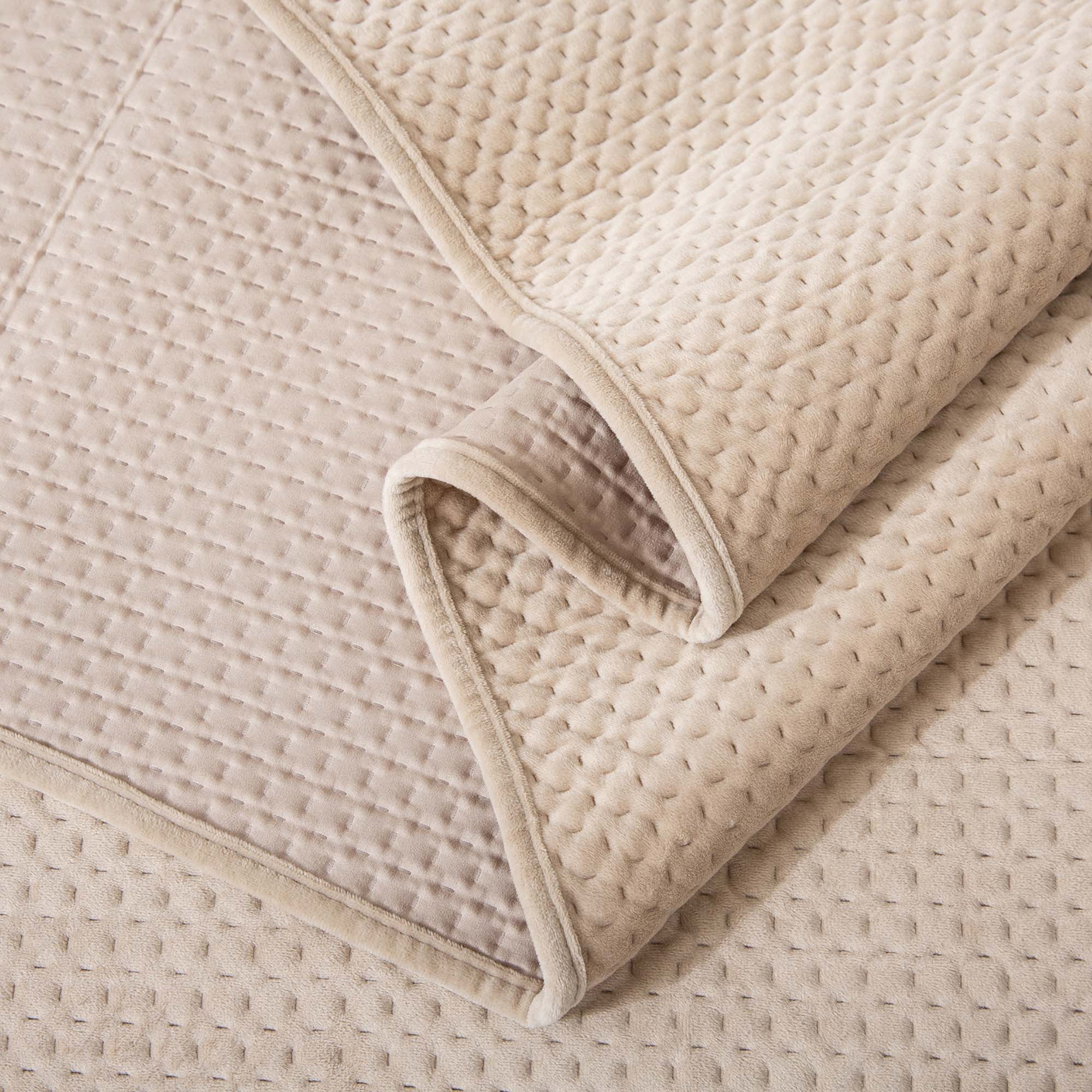 Mintorai All Season Cozy Velvet Quilt Set with Shams, Queen, King, Room Decor, Graduation Gifts