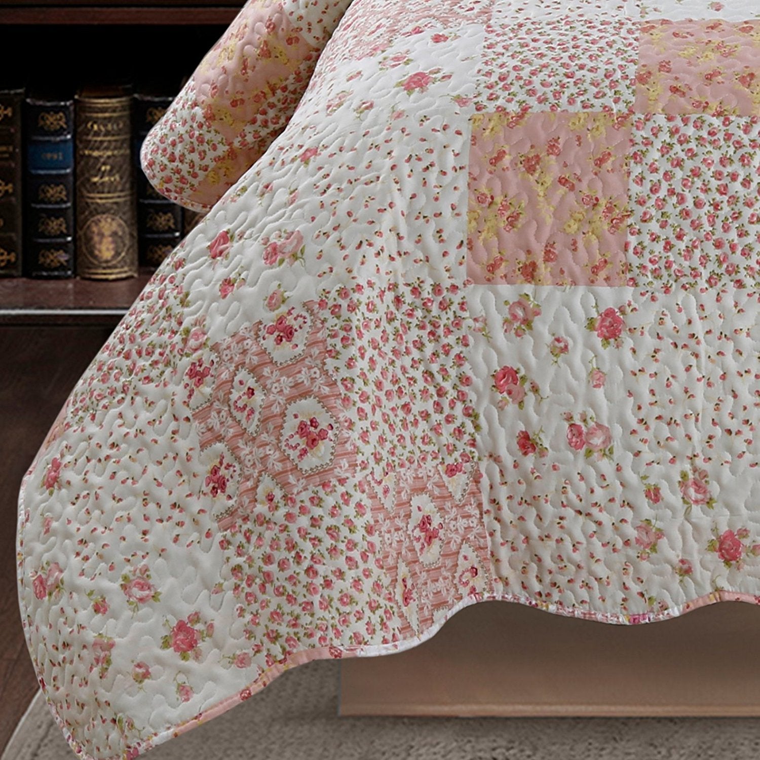 Mintorai Vintage Floral Country Chic Ultra Soft Quilt Set, Room Decor, Graduation Gifts