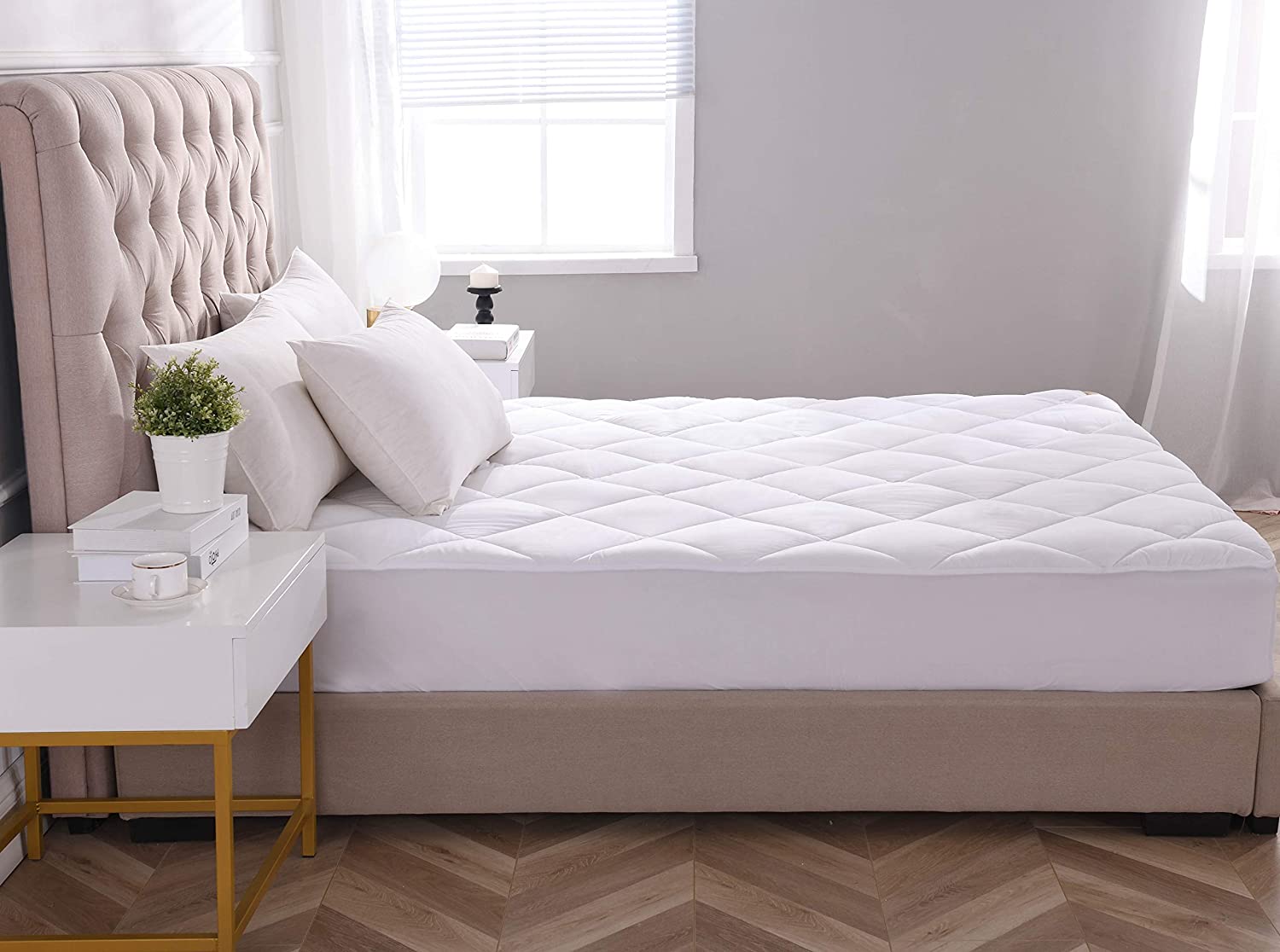 Mintorai Deluxe Fitted Mattress Pad Cover with Deep Pockets, White, Room Decor, Graduation Gifts