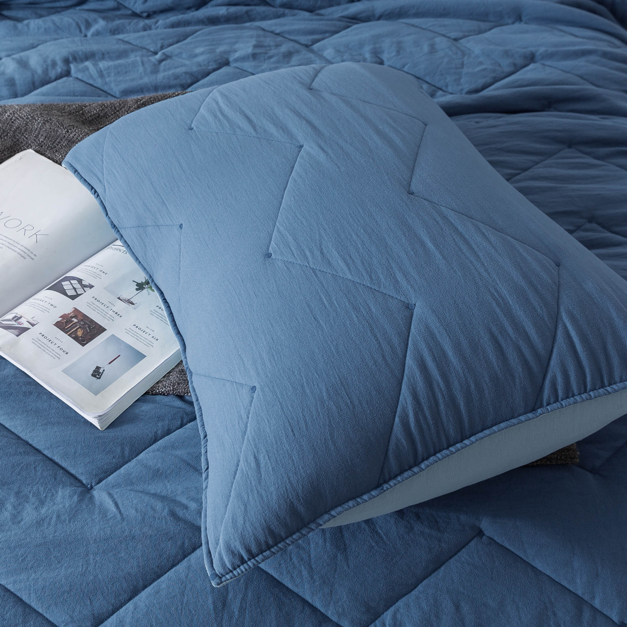 Mintorai All Season Ultra Soft Chevron Pattern Quilt Set, Blue or Grey, Room Decor, Graduation Gifts