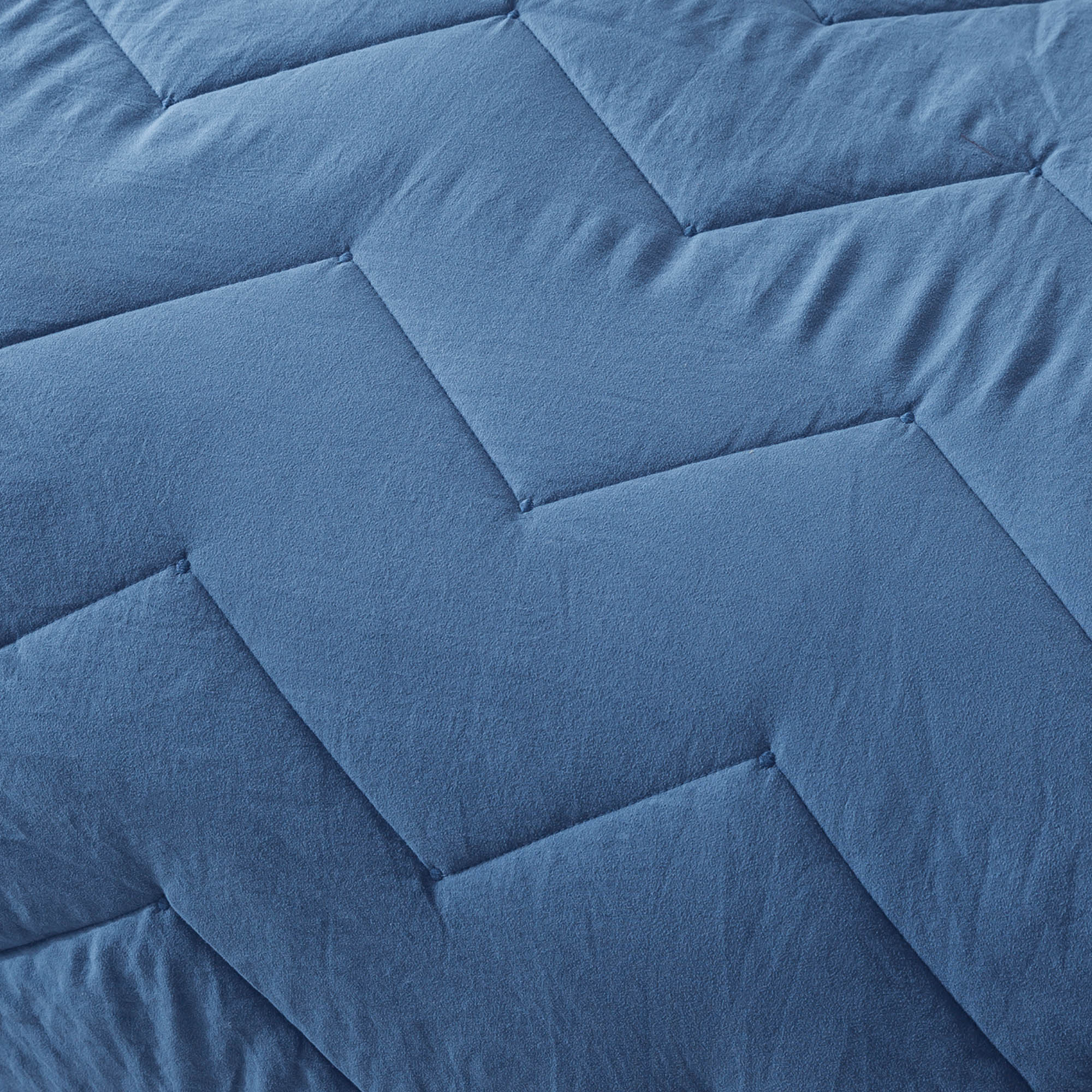 Mintorai All Season Ultra Soft Chevron Pattern Quilt Set, Blue or Grey, Room Decor, Graduation Gifts