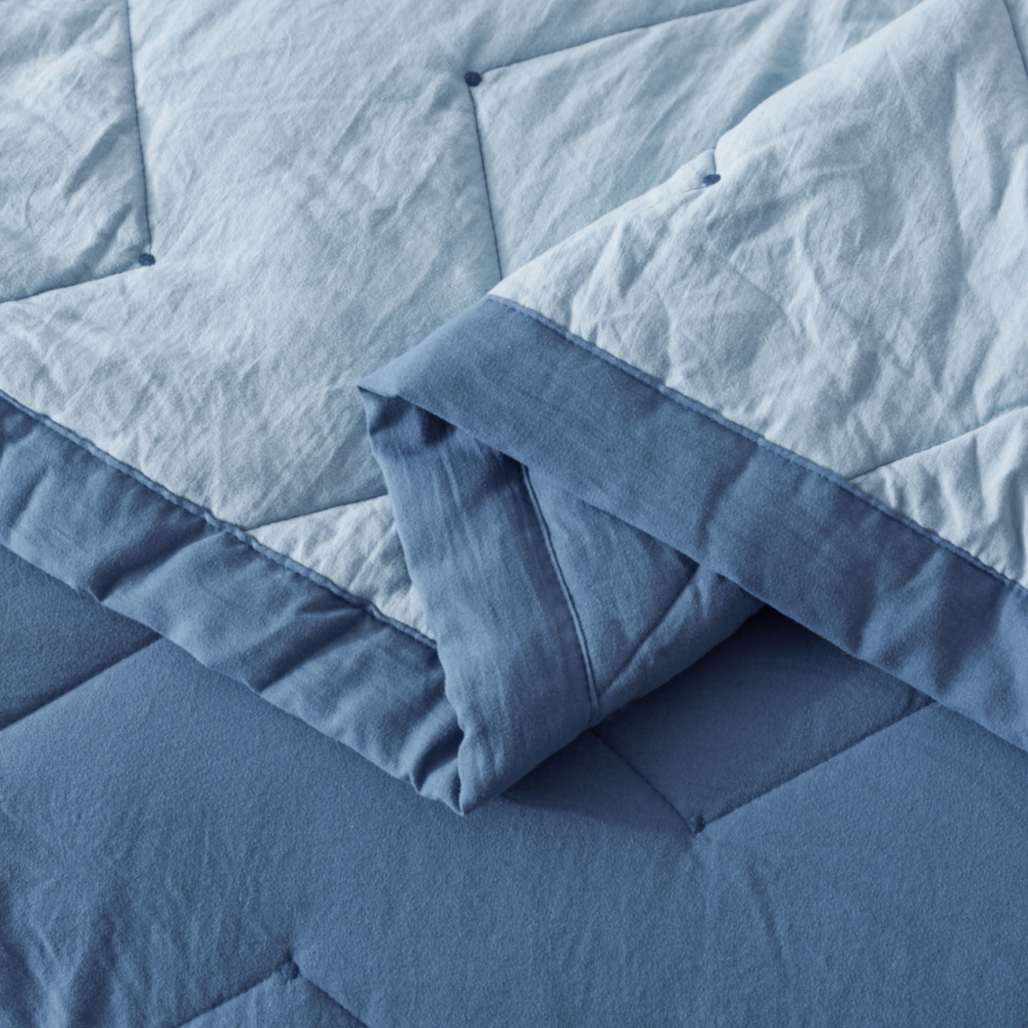 Mintorai All Season Ultra Soft Chevron Pattern Quilt Set, Blue or Grey, Room Decor, Graduation Gifts