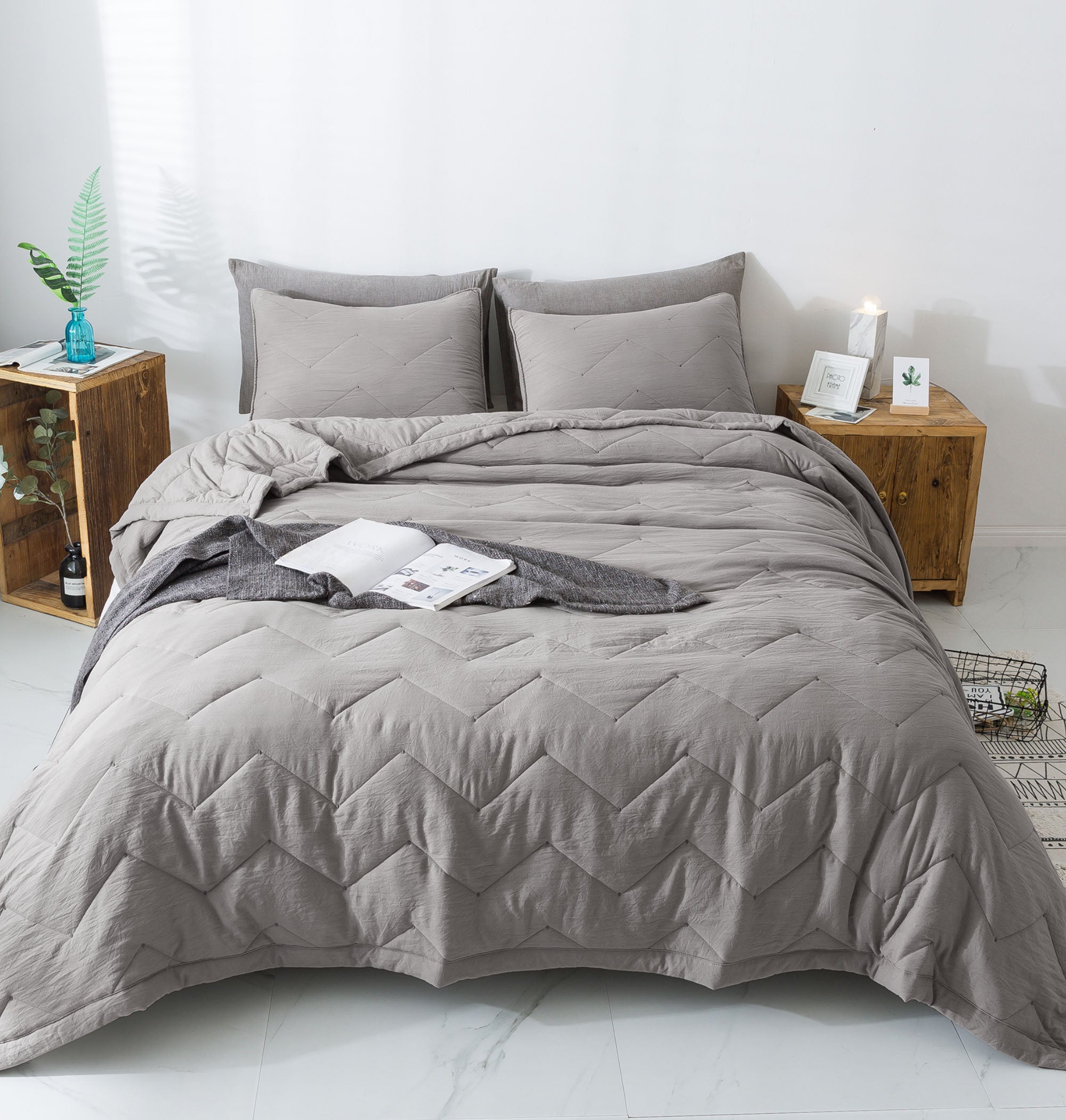 Mintorai Luxury Soft All Season Quilt Set with Contemporary Horizontal Chevron Design - Mintorai