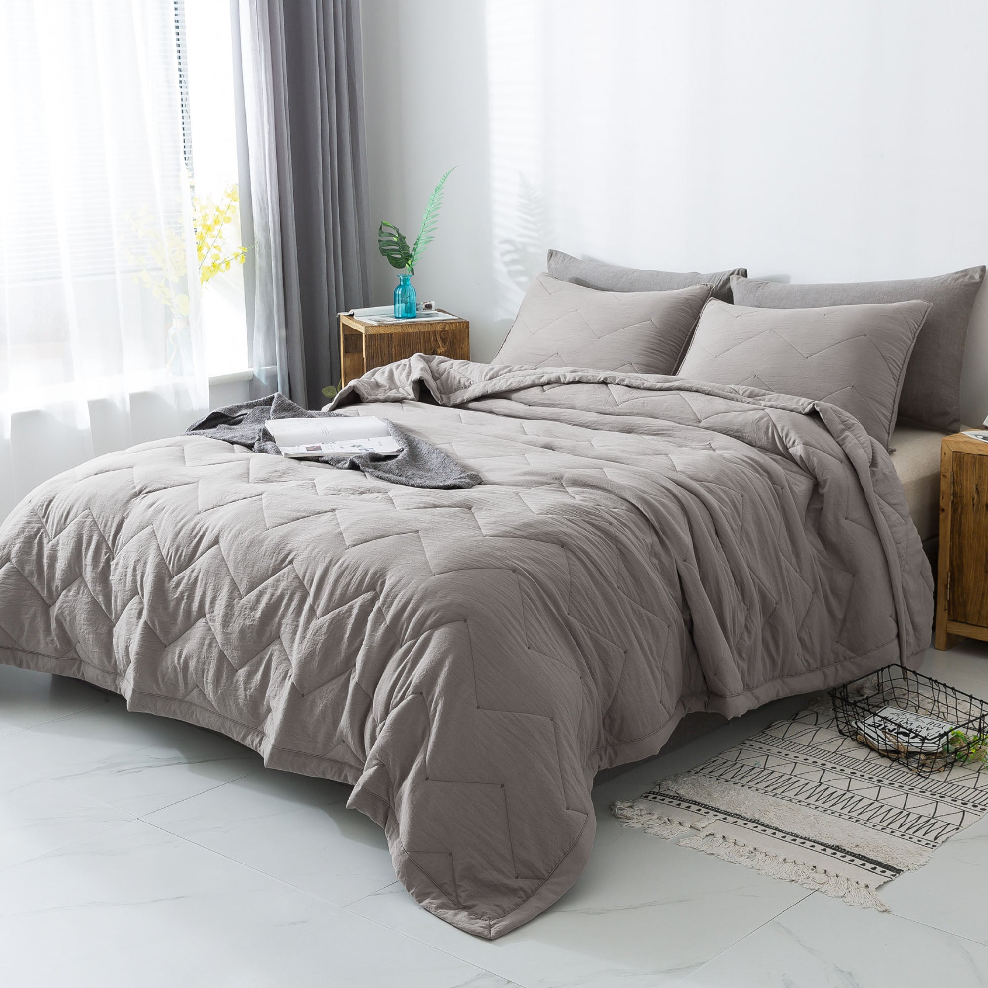 Mintorai All Season Ultra Soft Chevron Pattern Quilt Set, Blue or Grey, Room Decor, Graduation Gifts