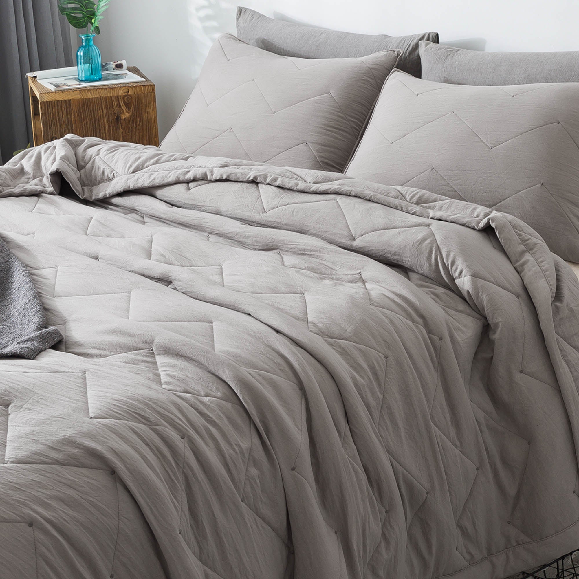 Mintorai All Season Ultra Soft Chevron Pattern Quilt Set, Blue or Grey, Room Decor, Graduation Gifts