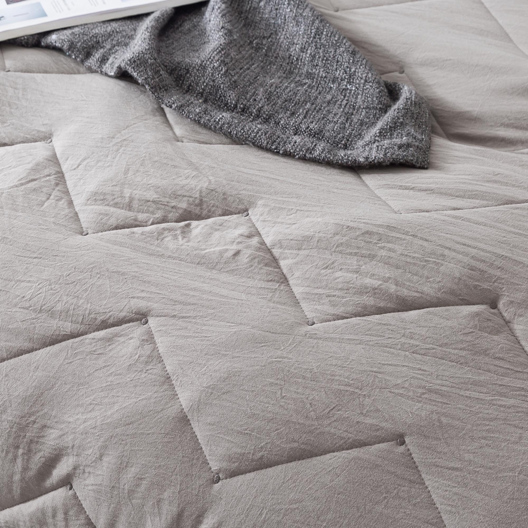 Mintorai All Season Ultra Soft Chevron Pattern Quilt Set, Blue or Grey, Room Decor, Graduation Gifts