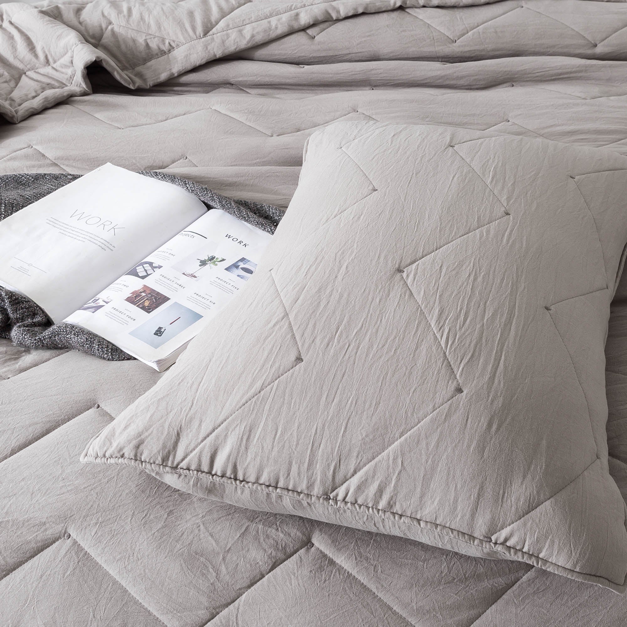 Mintorai All Season Ultra Soft Chevron Pattern Quilt Set, Blue or Grey, Room Decor, Graduation Gifts