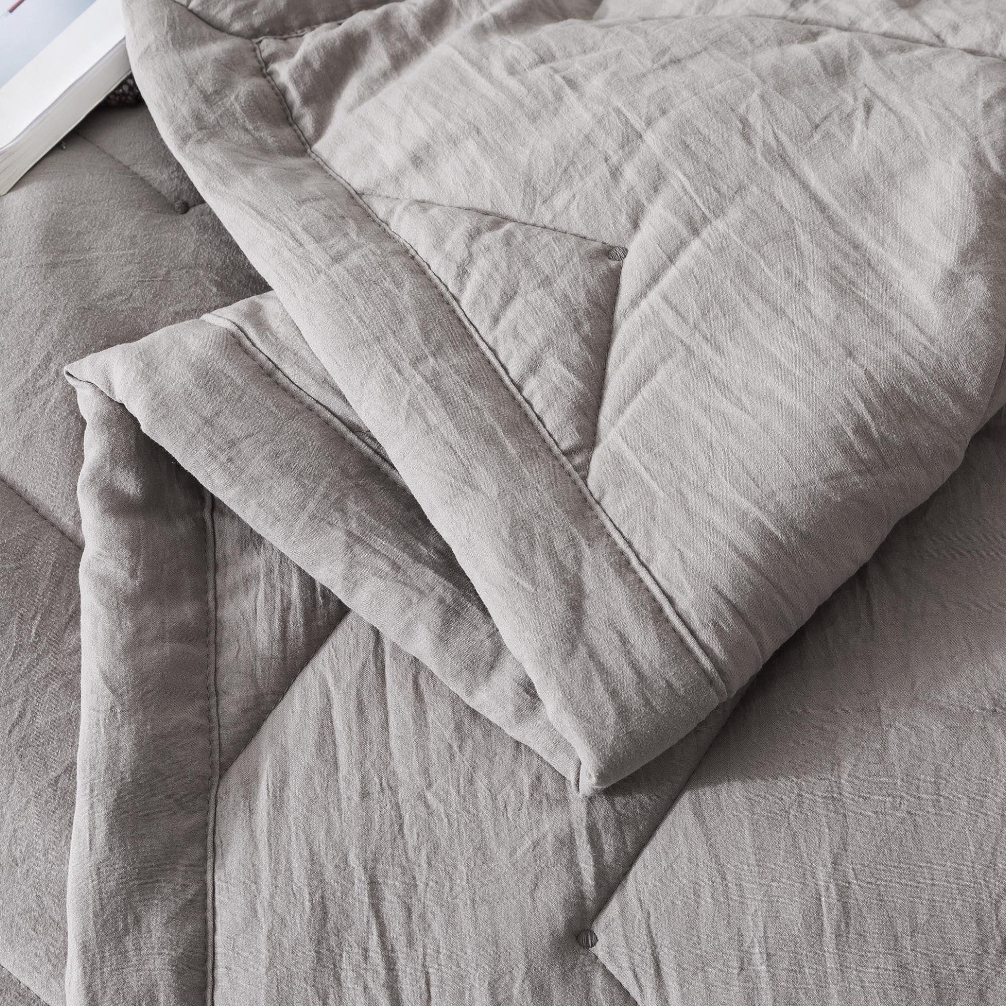 Mintorai All Season Ultra Soft Chevron Pattern Quilt Set, Blue or Grey, Room Decor, Graduation Gifts