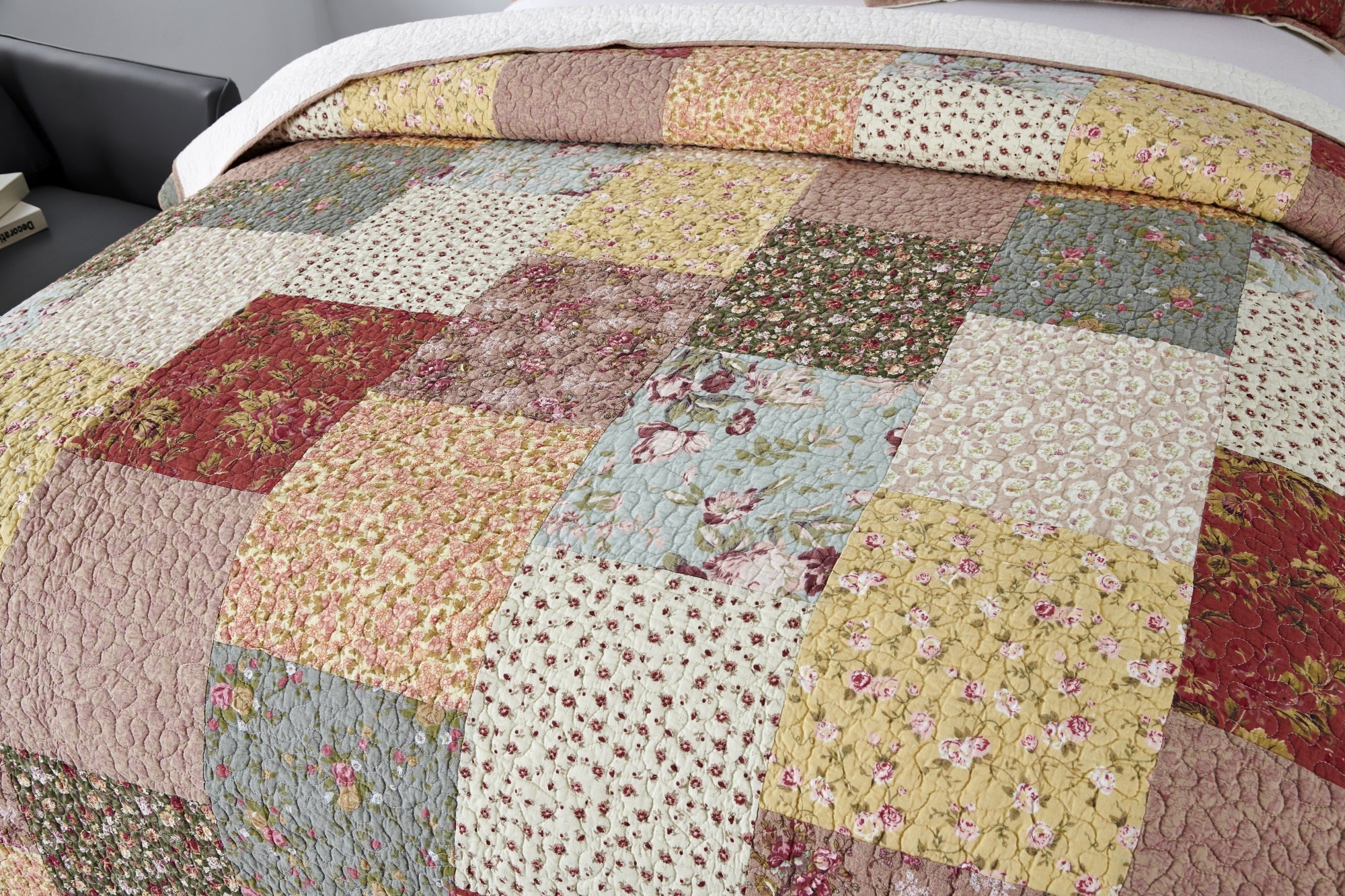 Mintorai Ultra Soft Floral Cotton Quilt with Decorative Patchwork, Boho Multicolor, Twin, Queen, King, Room Decor, Graduation Gifts