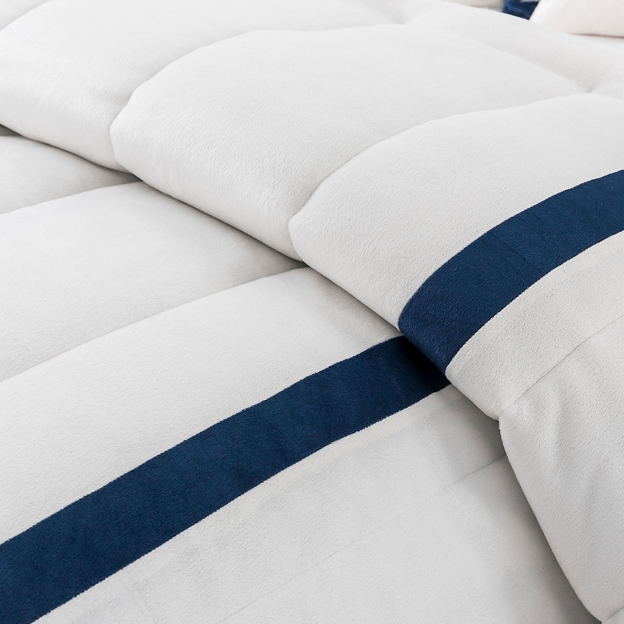 Mintorai Ultra Soft Cozy Stripe Design Down Alternative Comforter Set, Room Decor, Graduation Gifts