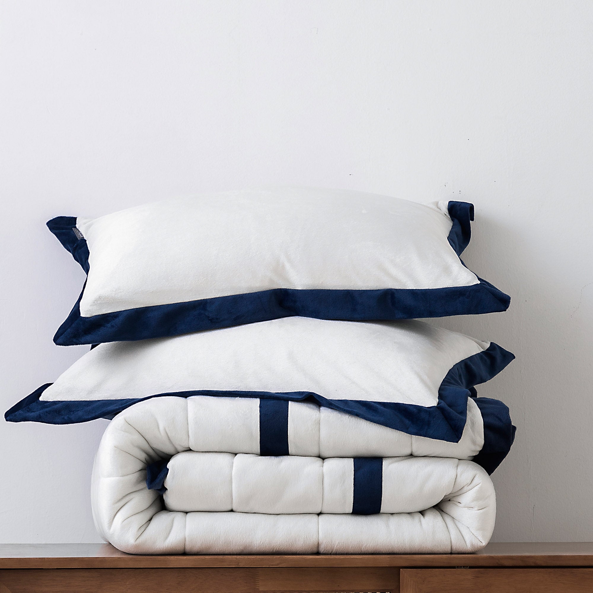 Mintorai Ultra Soft Cozy Stripe Design Down Alternative Comforter Set, Room Decor, Graduation Gifts